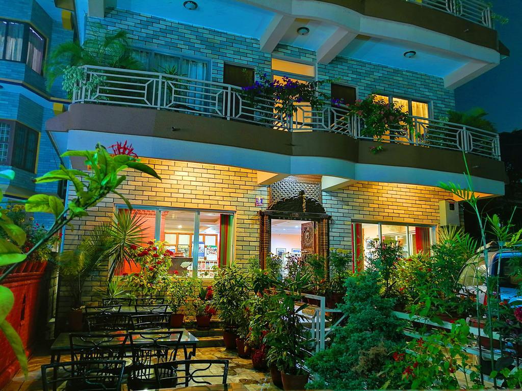 Hotel Center Lake Pokhara Bagian luar foto